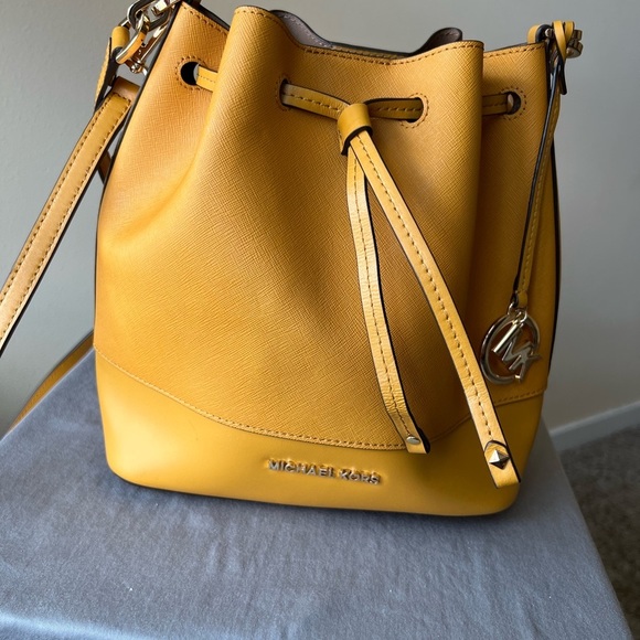 Michael Kors Handbags - Michael Kors crossbody purse bucket bag, mustard yellow like new